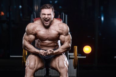 D ile kasları kadar pompalama acımasız güçlü vücut geliştirmeci atletik erkek