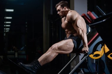 D ile kasları kadar pompalama acımasız güçlü vücut geliştirmeci atletik erkek