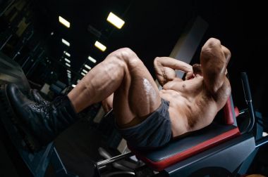 D ile kasları kadar pompalama acımasız güçlü vücut geliştirmeci atletik erkek