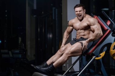 D ile kasları kadar pompalama acımasız güçlü vücut geliştirmeci atletik erkek