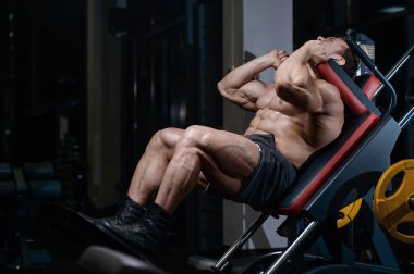 D ile kasları kadar pompalama acımasız güçlü vücut geliştirmeci atletik erkek