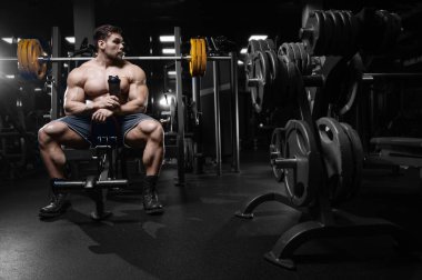 D ile kasları kadar pompalama acımasız güçlü vücut geliştirmeci atletik erkek