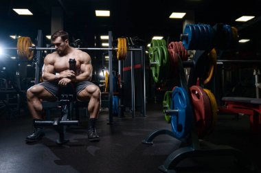 D ile kasları kadar pompalama acımasız güçlü vücut geliştirmeci atletik erkek