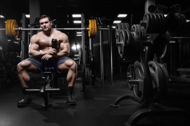 D ile kasları kadar pompalama acımasız güçlü vücut geliştirmeci atletik erkek