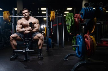 D ile kasları kadar pompalama acımasız güçlü vücut geliştirmeci atletik erkek