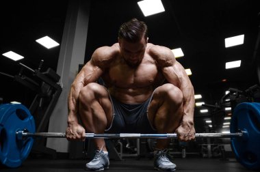 D ile kasları kadar pompalama acımasız güçlü vücut geliştirmeci atletik erkek