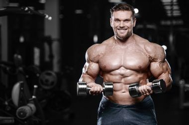 D ile kasları kadar pompalama acımasız güçlü vücut geliştirmeci atletik erkek