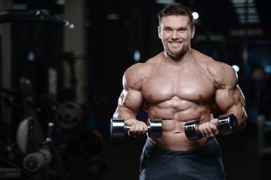 D ile kasları kadar pompalama acımasız güçlü vücut geliştirmeci atletik erkek