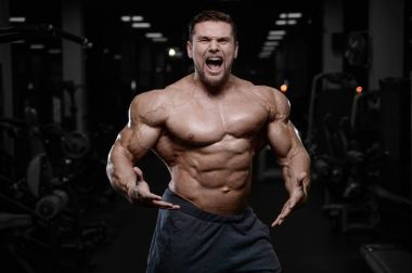 D ile kasları kadar pompalama acımasız güçlü vücut geliştirmeci atletik erkek