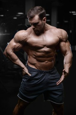 D ile kasları kadar pompalama acımasız güçlü vücut geliştirmeci atletik erkek