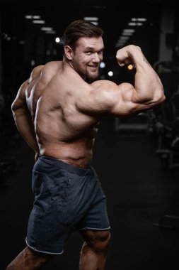 D ile kasları kadar pompalama acımasız güçlü vücut geliştirmeci atletik erkek