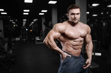 D ile kasları kadar pompalama acımasız güçlü vücut geliştirmeci atletik erkek