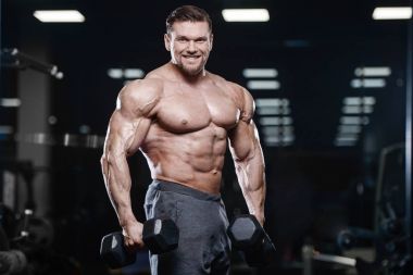 D ile kasları kadar pompalama acımasız güçlü vücut geliştirmeci atletik erkek