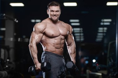 D ile kasları kadar pompalama acımasız güçlü vücut geliştirmeci atletik erkek