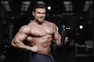 D ile kasları kadar pompalama acımasız güçlü vücut geliştirmeci atletik erkek