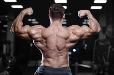 D ile kasları kadar pompalama acımasız güçlü vücut geliştirmeci atletik erkek