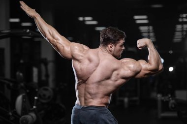 D ile kasları kadar pompalama acımasız güçlü vücut geliştirmeci atletik erkek