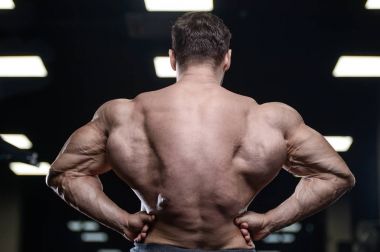 D ile kasları kadar pompalama acımasız güçlü vücut geliştirmeci atletik erkek