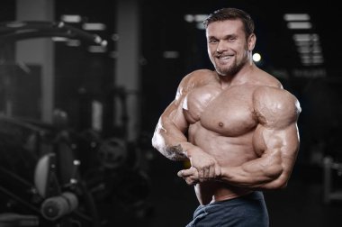 D ile kasları kadar pompalama acımasız güçlü vücut geliştirmeci atletik erkek