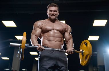 D ile kasları kadar pompalama acımasız güçlü vücut geliştirmeci atletik erkek