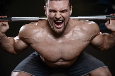 D ile kasları kadar pompalama acımasız güçlü vücut geliştirmeci atletik erkek