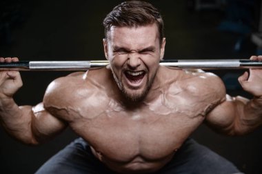 D ile kasları kadar pompalama acımasız güçlü vücut geliştirmeci atletik erkek