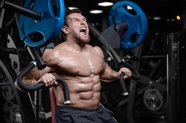 D ile kasları kadar pompalama acımasız güçlü vücut geliştirmeci atletik erkek