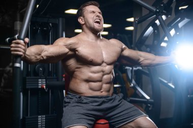 D ile kasları kadar pompalama acımasız güçlü vücut geliştirmeci atletik erkek