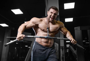 D ile kasları kadar pompalama acımasız güçlü vücut geliştirmeci atletik erkek