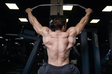 D ile kasları kadar pompalama acımasız güçlü vücut geliştirmeci atletik erkek