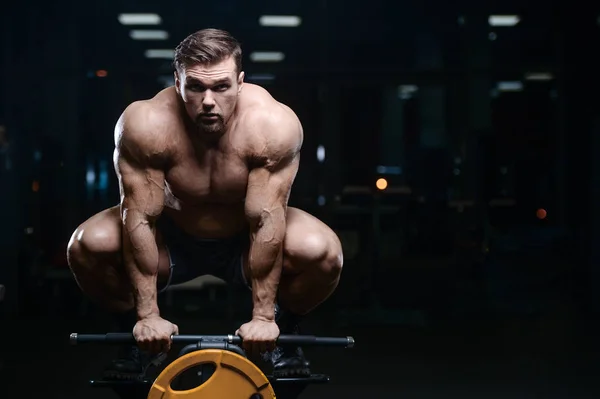 Brutal forte fisiculturista homens atléticos bombeando os músculos com d — Fotografia de Stock