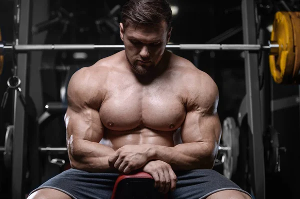 Brutale starke Bodybuilder athletische Männer, die Muskeln mit d aufpumpen — Stockfoto