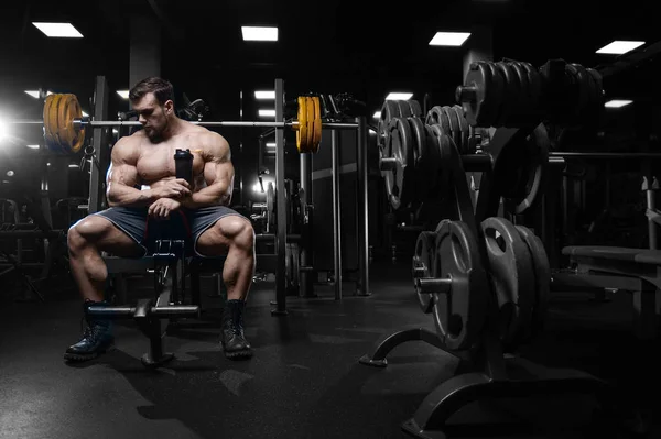 D ile kasları kadar pompalama acımasız güçlü vücut geliştirmeci atletik erkek — Stok fotoğraf