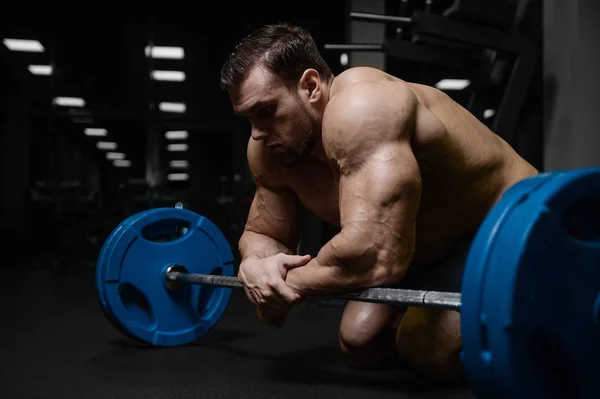 Brutale starke Bodybuilder athletische Männer, die Muskeln mit d aufpumpen — Stockfoto