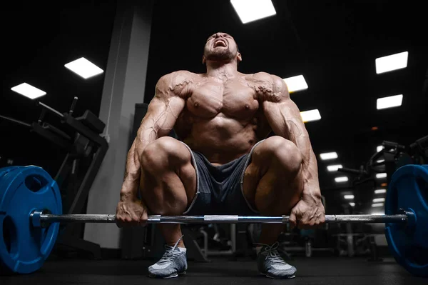 Brutal fuerte culturista atlético hombres bombeando los músculos con d — Foto de Stock