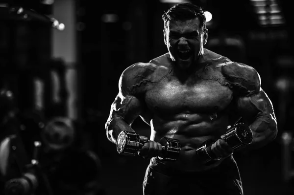 Brutal fort bodybuilder athlètes hommes pompage les muscles avec d — Photo