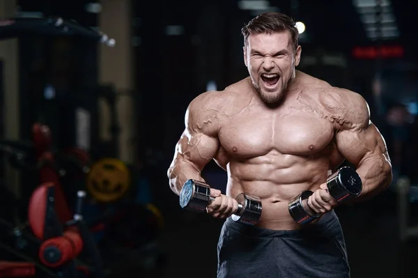 Βάναυση bodybuilder ισχυρή άντληση τους μυς με d αθλητική ανδρών — Φωτογραφία Αρχείου