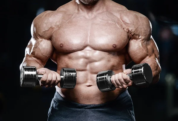 Brutal fuerte culturista atlético hombres bombeando los músculos con d —  Fotos de Stock