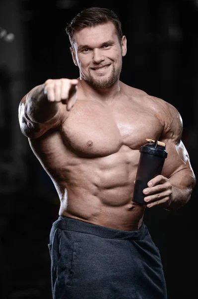Brutal fort bodybuilder athlètes hommes pompage les muscles avec d — Photo