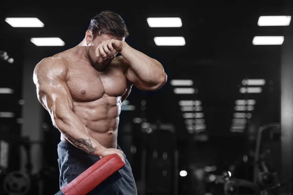 Brutal fort bodybuilder athlètes hommes pompage les muscles avec d — Photo