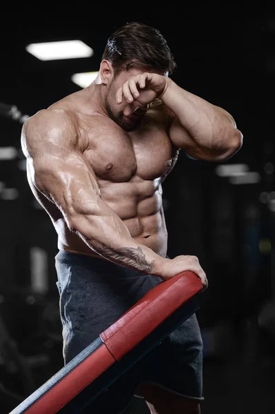 Brutal fuerte culturista atlético hombres bombeando los músculos con d — Foto de Stock