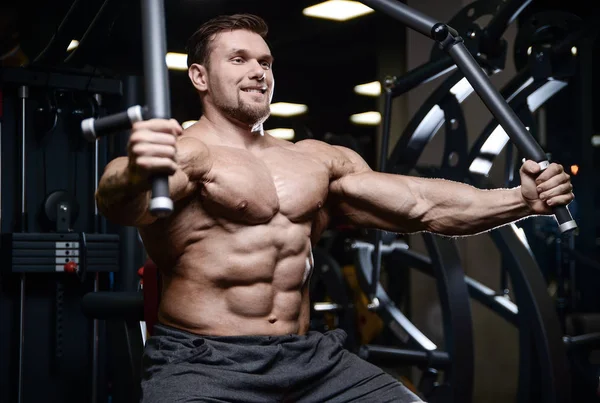 Brutale forte bodybuilder uomini atletici pompaggio muscoli con d — Foto Stock