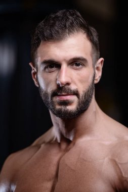 seksi güçlü vücut geliştirmeci atletik erkek dum ile kasları kadar pompalama