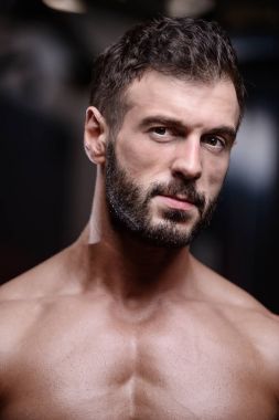 seksi güçlü vücut geliştirmeci atletik erkek dum ile kasları kadar pompalama
