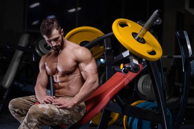 seksi güçlü vücut geliştirmeci atletik erkek dum ile kasları kadar pompalama