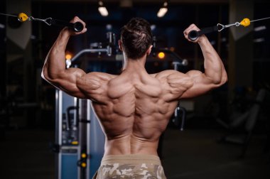 seksi güçlü vücut geliştirmeci atletik erkek dum ile kasları kadar pompalama