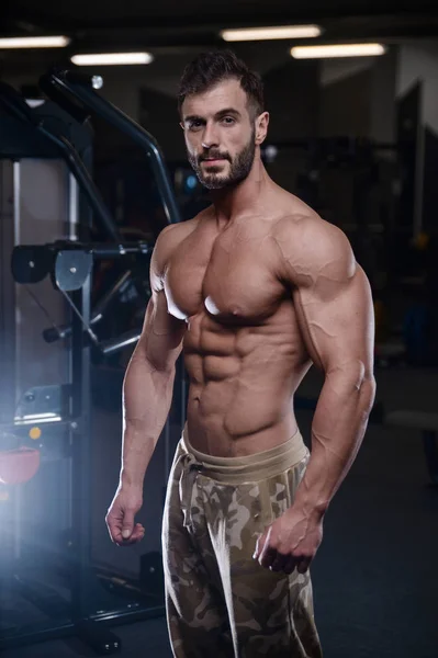 Σέξι bodybuilder ισχυρή άντληση τους μυς με dum αθλητική ανδρών — Φωτογραφία Αρχείου