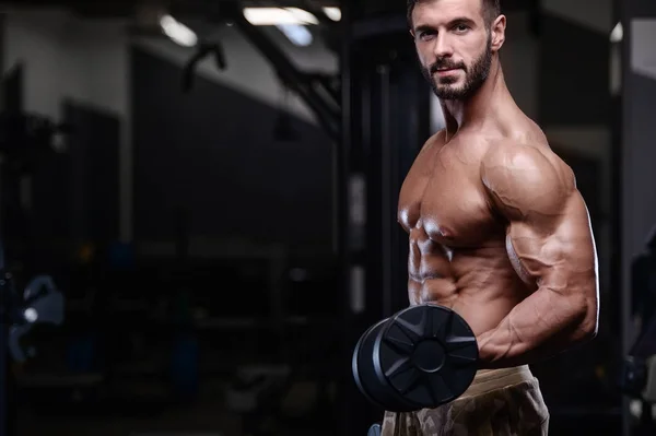 Sexy starke Bodybuilder athletische Männer pumpen Muskeln mit dum — Stockfoto