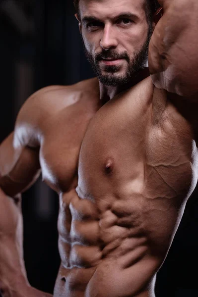 Sexy fort bodybuilder athlétisme hommes pompage les muscles avec dum — Photo