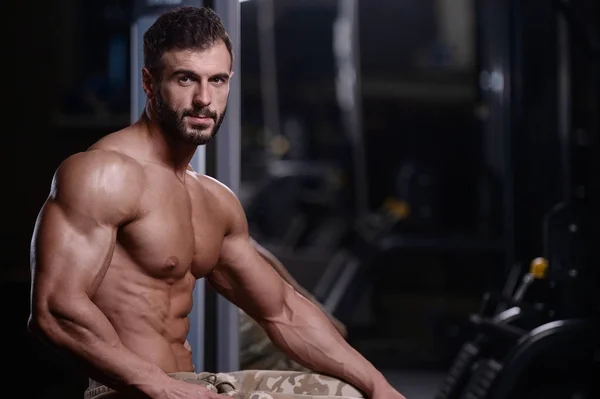Sexy fuerte culturista atlético hombres bombeo hasta los músculos con dum — Foto de Stock
